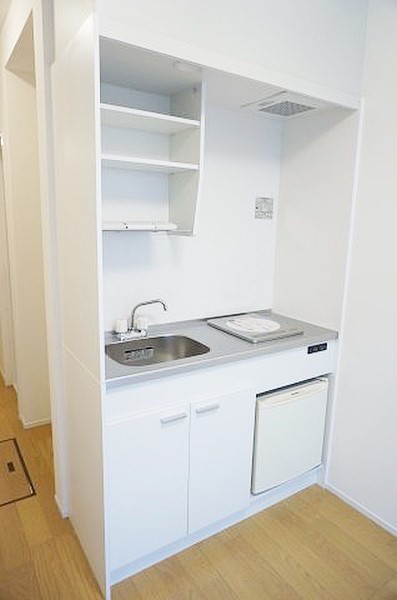 IHコンロ付きのキッチンです。ミニ冷蔵庫も設置されております。