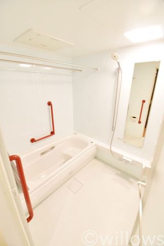 1620サイズのゆとりあるバスルームです。一日の疲れを癒す為の、大切な空間なので広さが重要な方におすすめです。もちろん浴室換気乾燥機付きの為、中に洗濯物も干せます。/