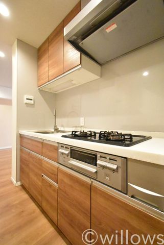 独立型のキッチンは、リビングに調理の匂いが充満しにくく、スッキリ快適にご利用いただけます。プライバシーを確保できるため人を招きやすく、ホームパーティーもより快適に。（2020年3月撮影）/キッチン