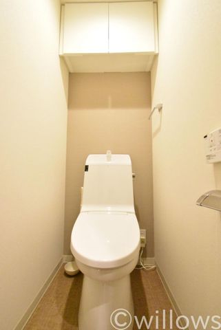 トイレは白を基調とし、清潔感のある空間に。より快適にご利用いただくために、ウォシュレットタイプを採用。お気に入りの絵画を飾ったり、小さなお部屋でも工夫次第で素敵な空間になります。（2020年3月撮影）/トイレ
