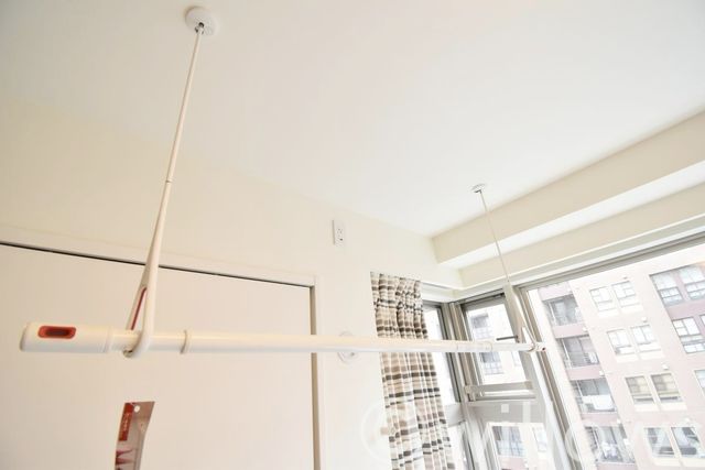 寝室部分にある取り外し可能な物干し竿です。簡単に取り外しできますので、お部屋の空間を有効活用できます。/