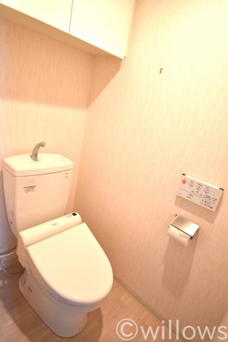 明るく清潔感のあるトイレ空間。温かみのある色合いの壁紙を採用。毎日使う場所だからこそ、細部までこだわり抜かれております。/