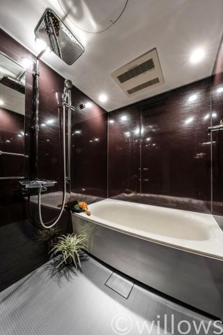 もっとお風呂が好きになる。お風呂に求める「心地いい」という瞬間のために使いやすさと上質な質感を両立するアイテムを備えた空間を演出。浴室暖房乾燥機、追い炊き機能付きのオートバス。/