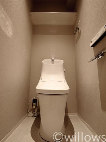 トイレは白を基調とし、清潔感のある空間に。より快適にご利用いただくために、ウォシュレットタイプを採用。お気に入りの絵画を飾ったり、小さなお部屋でも工夫次第で素敵な空間になります。/トイレは白を基調とし、清潔感のある空間に。