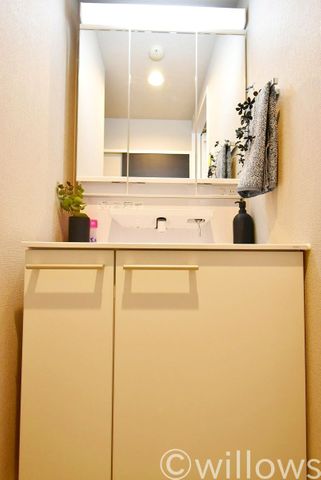 大きく見やすい三面鏡で清潔感ある洗面台は、身だしなみチェックや肌のお手入れに最適です。収納も多く、何かと物が増える場所だからこそスッキリと見映えの良い空間に。時間に余裕とゆとりを持たせます。/平日の朝であっても、落ち着きとくつろぎを感じられるスペースです。