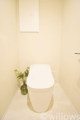 トイレは白を基調とし、清潔感のある空間に。より快適にご利用いただくために、ウォシュレットタイプを採用。/トイレは白を基調とし、清潔感のある空間に。より快適にご利用いただくために、ウォシュレットタイプを採用