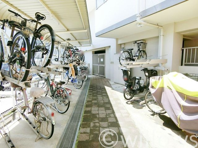 自転車は必需品という方も多くいらっしゃいます。見るとお子様を乗せる自転車もあり、このマンションコミュニティの雰囲気を教えてくれます。空き状況もすぐにお調べします。/見るとお子様を乗せる自転車もあり、このマンションコミュニティの雰囲気を教えてくれます。