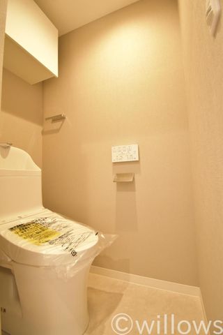 いつまでも清潔な空間であってほしい水回りは目に留まるだけではなく、汚れをふき取り易いフロアと壁紙に。収納スペース、タオル掛け、シンプルなトイレこそ使いやすいスタイルです。/いつまでも清潔な空間であってほしい水回りは目に留まるだけではなく、汚れをふき取り易いフロアと壁紙に。