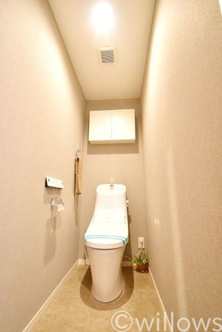 トイレは白を基調とし、清潔感のある空間に。より快適にご利用いただくために、ウォシュレットタイプを採用。お気に入りの絵画を飾ったり、小さなお部屋でも工夫次第で素敵な空間になります。/トイレは白を基調とし、清潔感のある空間に。より快適にご利用いただくために、ウォシュレットタイプを採用