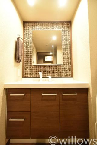 身だしなみを整えやすい事はもちろんですが、鏡の背後に収納スペースを設ける事により、散らかりがちな洗面スペースをスッキリさせる事が出来るのも嬉しいですね。/身だしなみを整えやすい事はもちろんですが、鏡の背後に収納スペースを設ける事により、散らかりがちな洗面