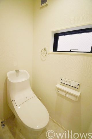 トイレには、当たり前のようにウォシュレットがついております。柔らかい色合いの壁紙を採用。毎日使う場所だからこそ、細部までこだわり抜かれております。/トイレには、当たり前のようにウォシュレットがついております。柔らかい色合いの壁紙を採用。