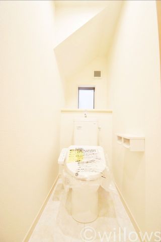 1階のトイレです。毎日使う場所だからこそ、落ち着いていて使いやすいデザインにしました。