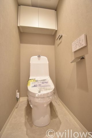 シンプルな清潔感のあるトイレです。トイレマットなどで、自分好みの空間に仕上げてはいかがでしょうか。