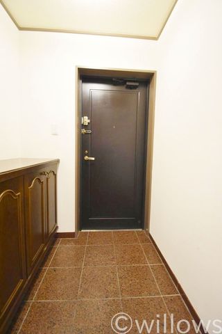 広めでシンプルな玄関です。ドアも重厚感があって遮音性が高そうです。