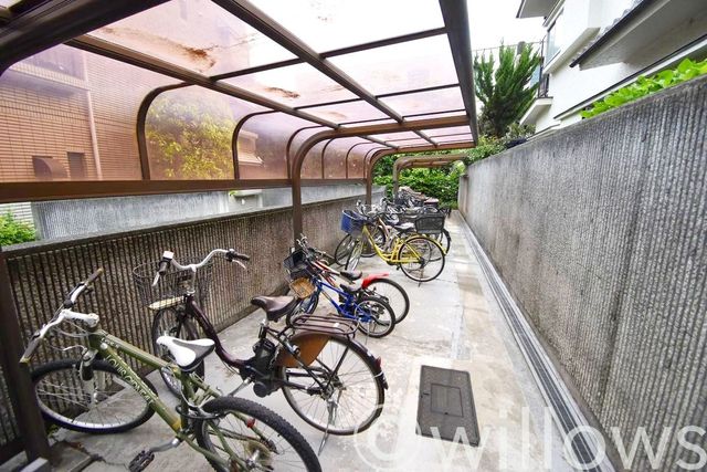 駐輪場です。屋根付きなので自転車が雨風の影響を受けにくそうです。