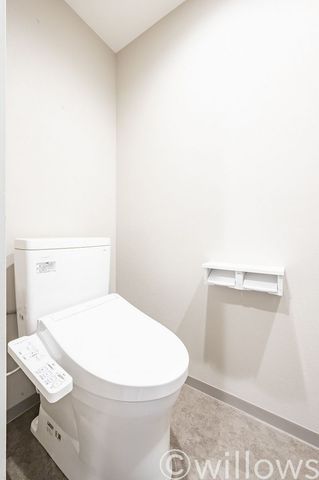 トイレは白を基調とし、清潔感のある空間に。お気に入りの絵画を飾ったり、小さなお部屋でも工夫次第で素敵な空間になります。