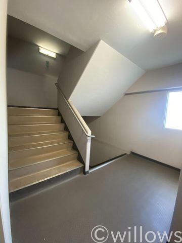 【共用階段】緊急時や運動の為に階段を使う際も上り下りしやすい広々とした共用階段です。
