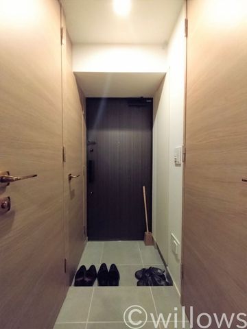 玄関には大きなシューズクローセットが設置されています。棚数も多く沢山の靴が収納可能です。扉を閉めておくことが出来るので、玄関もすっきりとした印象になります。