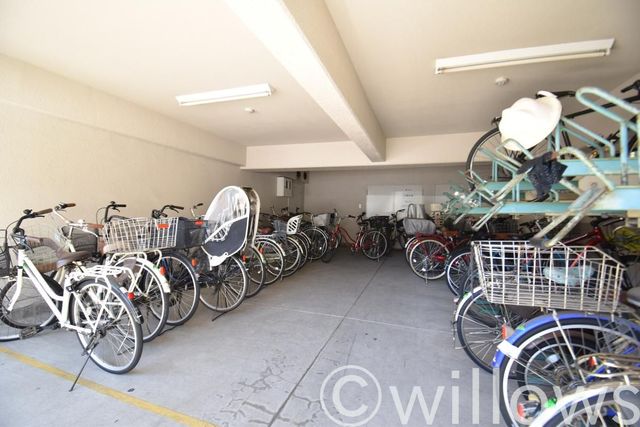 自転車は必需品という方も多くいらっしゃいます。見るとお子様を乗せる自転車も多く、このマンションコミュニティの雰囲気を教えてくれます。