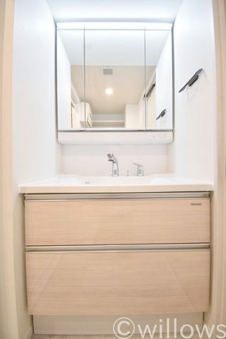 身だしなみを整えやすい事はもちろんですが、鏡の背後に収納スペースを設ける事により、散らかりがちな洗面スペースをスッキリさせる事が出来るのも嬉しいですね。