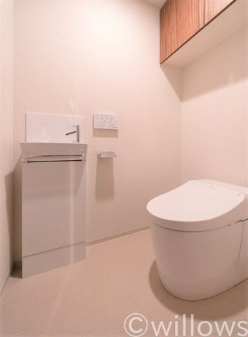 通常より広めのトイレはタンクレスタイプを採用し、手洗い場を設けました。収納棚をしっかりと確保しておりますのでトイレ用品の収納が可能です。お掃除もしやすく、より快適な空間を享受できます。
