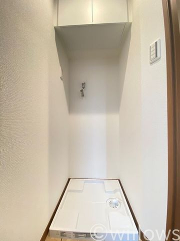 上部には収納ボックスがあり、すっきりとした空間を保てます。棚にはお風呂上りに必要な物を置くと快適になりそうですね！
