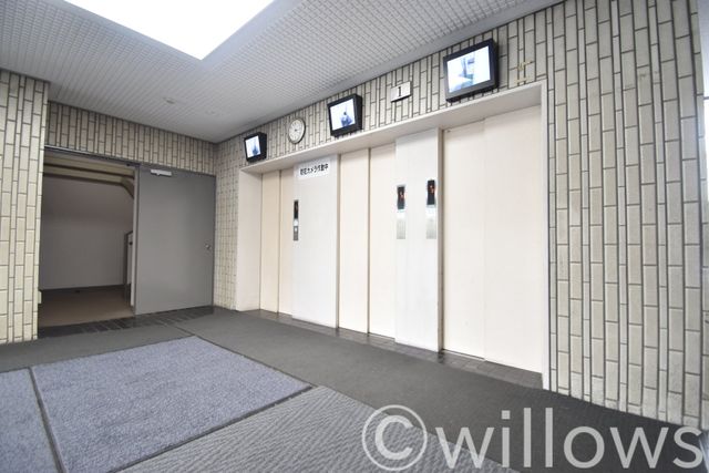 エレベーターは3台設置。防犯カメラ付きで防犯対策もしっかりとしており、1人でも安心して利用できます。