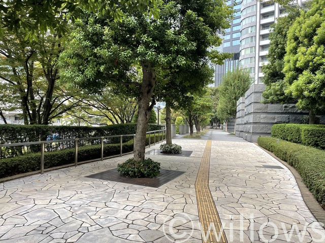 【東京ツインパークス　ライトウイング 】敷地内は緑豊かで四季の変化も楽しめます。