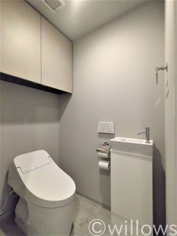 シンプルな清潔感のあるトイレです。トイレマットなどで、自分好みの空間に仕上げてはいかがでしょうか。
