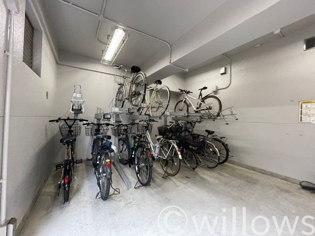 自転車は必需品という方も多くいらっしゃいます。見るとお子様を乗せる自転車も多く、このマンションコミュニティの雰囲気を教えてくれます。空き状況もすぐにお調べします。