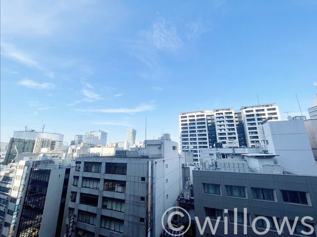 8階部分バルコニーからの眺望です。綺麗な青空が広がり、爽やかな気分になる景色ですね。