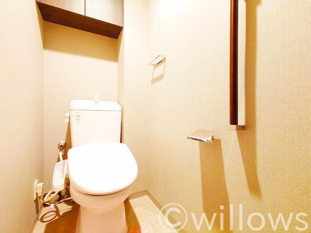白を基調としたシンプルな清潔感のあるトイレです。トイレマットを敷いて自分好みにチェンジするのもいいですね。