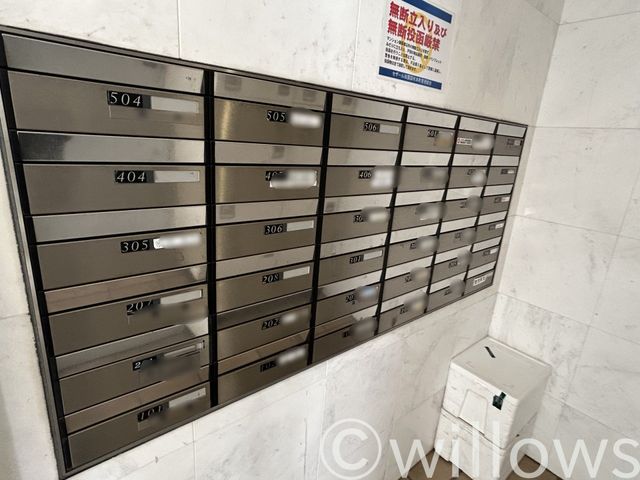 スッキリとした郵便受け、宅配ボックスも近くまとめて郵送物を受け取ることが出来ます。