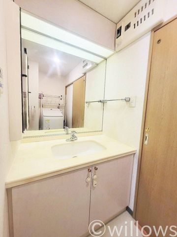 家族みんなが使う洗面スペースにはフラットな鏡を採用し、お掃除がしやすくいつでも清潔です。