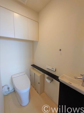 白を基調としたシンプルな清潔感のあるトイレです。すっきりとした空間になるタンクレストイレを採用