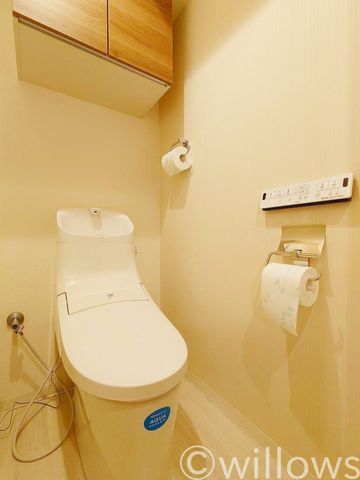 シンプルで清潔感のあるトイレです。トイレマットなどで、自分好みの空間に仕上げてはいかがでしょうか。