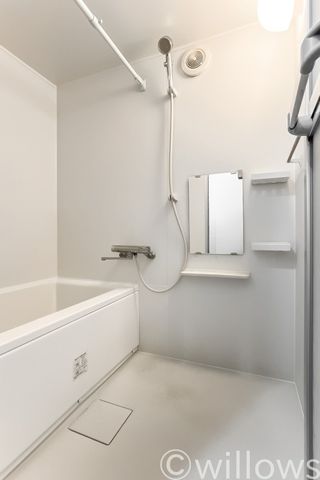 1日の疲れを癒してくれる広々とした浴室は癒しの空間。浴室換気乾燥機付きの為、中に洗濯物も干せます。