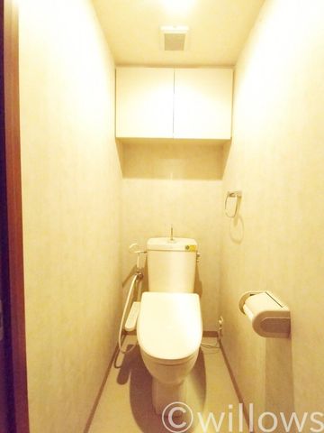 白を基調としたシンプルな清潔感のあるトイレです。トイレマットを敷いて、自分好みにチェンジするのもいいですね。