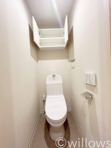 白を基調としたシンプルな清潔感のあるトイレです。トイレマットを敷いて、自分好みにチェンジするのもいいですね。