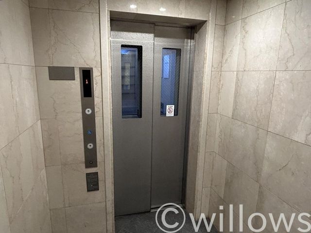 エレベーターはもちろん完備。防犯カメラ付きで防犯対策もしっかりとしており、1人でも安心して利用できます。