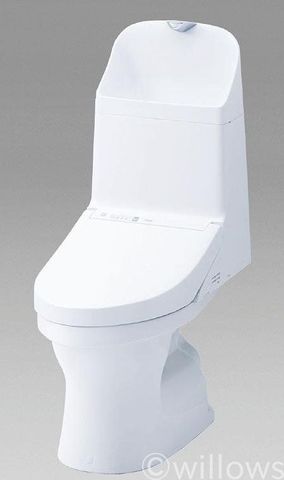 1Fトイレ（温水洗浄機能付き）フチのない設計のため一拭きでお掃除もラクラク。「セフィオンテクト」便器を採用しており、汚れがつきにくく少量の水で洗浄が可能。