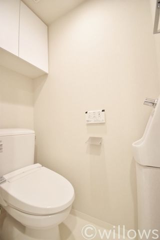 手洗い場がついている便利なトイレです。収納棚もしっかりと確保しておりますのでトイレ用品の収納が可能です。お掃除もしやすく、より快適な空間を享受できます。