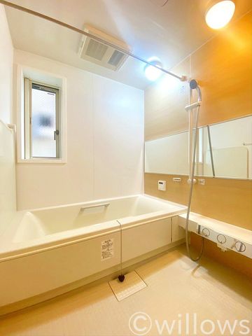 1日の疲れを癒してくれる広々とした浴室は癒しの空間。浴室換気乾燥機付きの為、中に洗濯物も干せます。