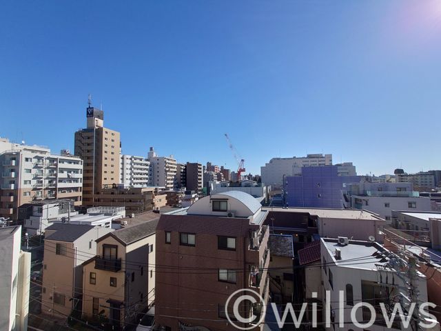 5階部分バルコニーからの眺望です。綺麗な青空が広がり、爽やかな気分になる景色ですね。