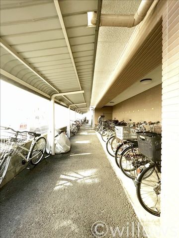 駐輪場になります。屋根がしっかりと備えている為、雨の日も大切な自転車が濡れる事がないので安心です。