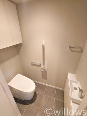 白を基調としたシンプルな清潔感のあるトイレです。タンクレスでスッキリ広くお使いいただけます。