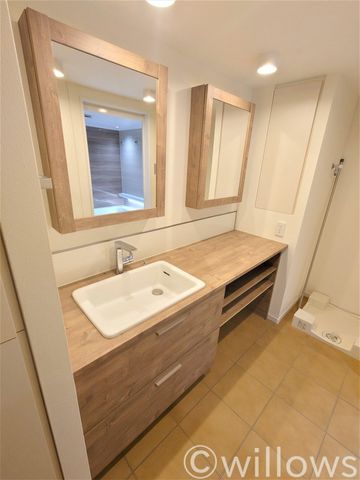 家族みんなが使う洗面スペースは2つの鏡を採用し込み合う朝の時間の身支度も快適です。