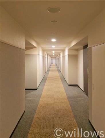 ホテルライクな内廊下。ご家族の帰り、訪れる方を優しく迎える・安らぎに満ちた空間です。
