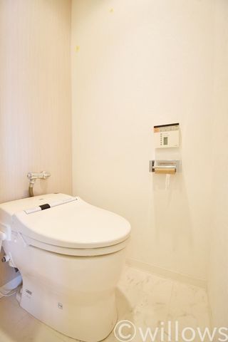 トイレは白を基調とし、清潔感のある空間に。より快適にご利用いただくために、ウォシュレットタイプを採用。お気に入りの絵画を飾ったり、小さなお部屋でも工夫次第で素敵な空間になります。