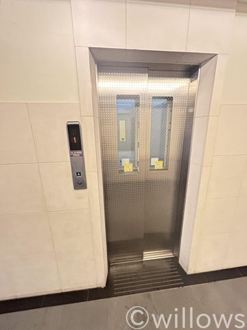 エレベーターはもちろん完備。防犯カメラ付きで防犯対策もしっかりとしており、1人でも安心して利用できます。